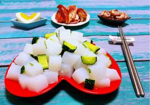 凉拌好的凉粉和黄瓜也可以盖上保鲜膜放冰箱冷藏半小时取出再吃更佳凉爽