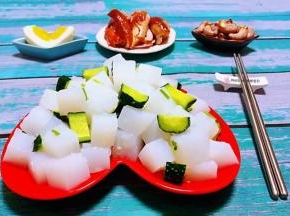 凉拌好的凉粉和黄瓜也可以盖上保鲜膜放冰箱冷藏半小时取出再吃更佳凉爽