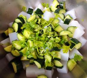 凉粉、黄瓜、香菜放入容器中