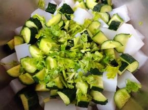 凉粉、黄瓜、香菜放入容器中