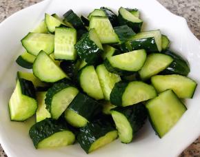 黄瓜洗净一切为二再切成小块