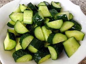 黄瓜洗净一切为二再切成小块