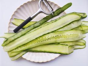 黄瓜洗净去头尾，用削皮刀从一头开始往下削成长片状。