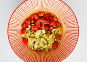 蒜末小米椒切碎放入碗中，淋入一大勺热油。