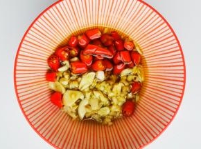 蒜末小米椒切碎放入碗中，淋入一大勺热油。