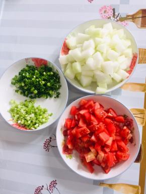 冬瓜去皮去瓤洗净切成小块，西红柿洗净切成小丁，葱叶和葱白分别切成末备用！