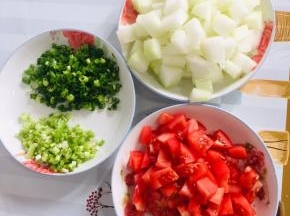 冬瓜去皮去瓤洗净切成小块，西红柿洗净切成小丁，葱叶和葱白分别切成末备用！