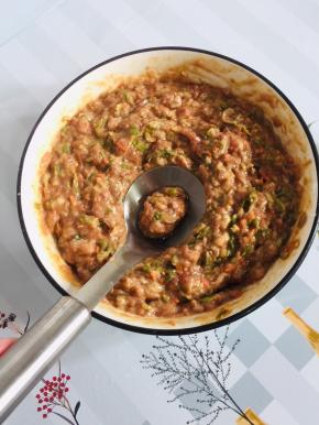 用挤丸子神器在调好的肉馅儿中按压一下！