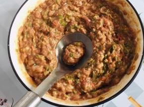 用挤丸子神器在调好的肉馅儿中按压一下！