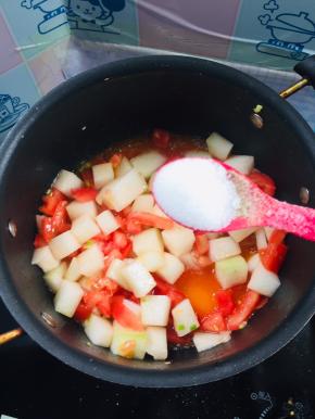 放入一勺盐翻炒片刻！