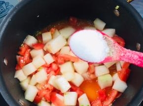 放入一勺盐翻炒片刻！