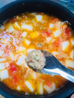 再用勺子把肉丸子挖出来，放入锅中！（记得挖丸子的时候全程要小火哦，以免火太大，先下锅的丸子都熟了，后下锅的丸子还是生的！）