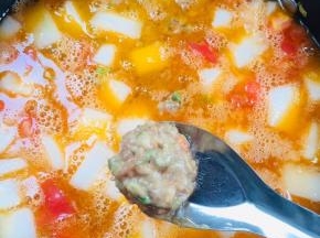 再用勺子把肉丸子挖出来，放入锅中！（记得挖丸子的时候全程要小火哦，以免火太大，先下锅的丸子都熟了，后下锅的丸子还是生的！）