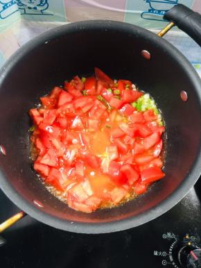 放入西红柿丁翻炒至软烂出汁儿！