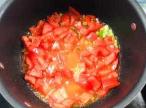放入西红柿丁翻炒至软烂出汁儿！