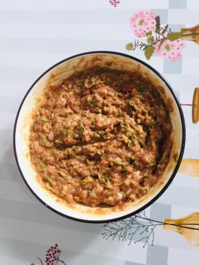 肉馅儿中加入1勺蚝油，1勺生抽，一个蛋清，3勺玉米淀粉顺时针方向搅拌上劲儿！