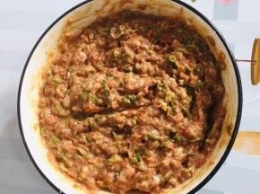 肉馅儿中加入1勺蚝油，1勺生抽，一个蛋清，3勺玉米淀粉顺时针方向搅拌上劲儿！