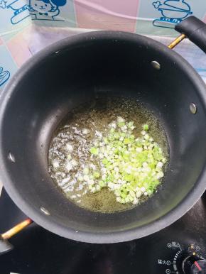 起锅烧油，放入葱白爆香！