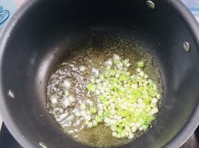 起锅烧油，放入葱白爆香！