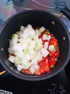 放入冬瓜丁翻炒均匀！