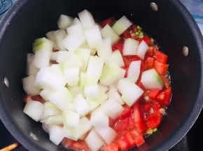 放入冬瓜丁翻炒均匀！