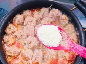 放入一勺鸡精调味！