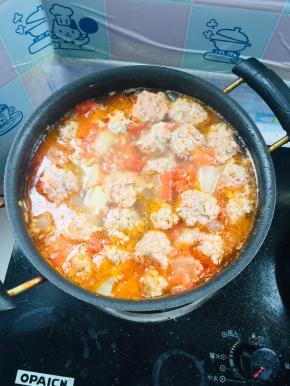 依次把所有的肉丸子都做好，转大火煮开后再煮5分钟左右！