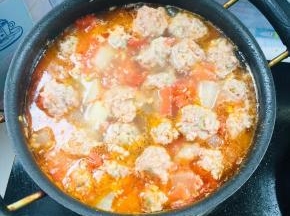 依次把所有的肉丸子都做好，转大火煮开后再煮5分钟左右！
