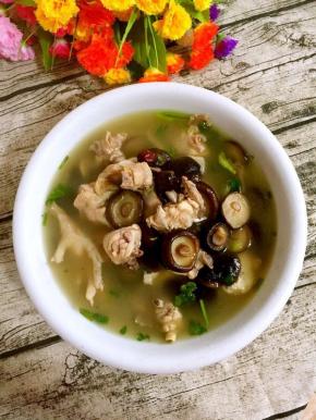 加了红枣的鸡汤更滋补哦，赶紧盛一碗尝尝吧！


