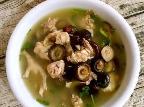 加了红枣的鸡汤更滋补哦，赶紧盛一碗尝尝吧！


