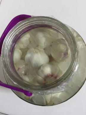 用保鲜膜封住瓶口，盖紧盖子，以免细菌进入！

