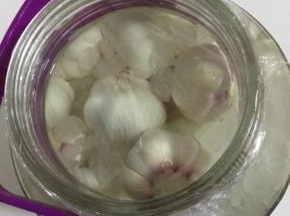 用保鲜膜封住瓶口，盖紧盖子，以免细菌进入！

