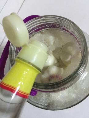 加入3瓶白米醋，把蒜瓣完全淹没住！（记得一定要用白米醋哦，这个是纯粮食酿造的，没有太多的添加剂！）


