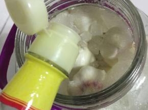 加入3瓶白米醋，把蒜瓣完全淹没住！（记得一定要用白米醋哦，这个是纯粮食酿造的，没有太多的添加剂！）


