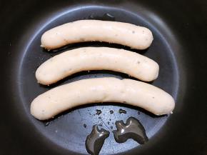 锅里加入少许油