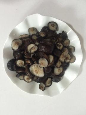 水烧开放入几滴油和少许盐，把香菇放进去焯水后用冷水冲洗一下，捞出挤干水分备用！


