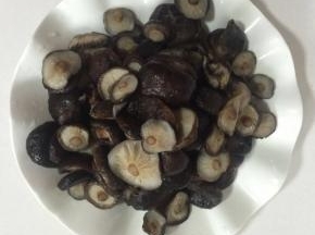 水烧开放入几滴油和少许盐，把香菇放进去焯水后用冷水冲洗一下，捞出挤干水分备用！

