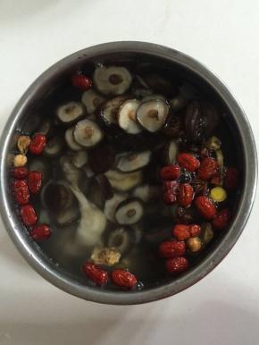 放入一勺盐，一勺鸡精加入适量的开水！（把盐和鸡精一起放进去再炖出来的汤格外的鲜美哦，连鸡肉都很入味儿！）

