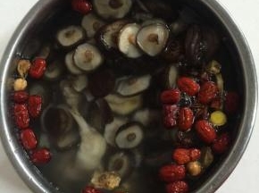 放入一勺盐，一勺鸡精加入适量的开水！（把盐和鸡精一起放进去再炖出来的汤格外的鲜美哦，连鸡肉都很入味儿！）

