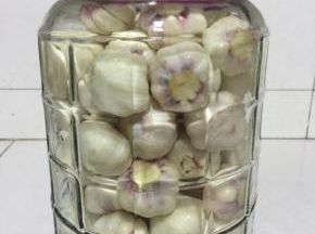 准备一个玻璃瓶，清洗干净，擦干水分，把晾干水分的蒜瓣放进去！



