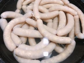 锅里加入冷水，放入晾干表皮的肠仔，最小火不要盖锅盖，煮至肠仔全部浮起，我大概煮了35分钟