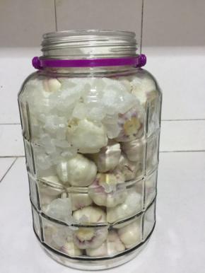 放入300克冰糖和500克白糖！


