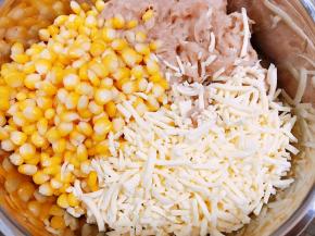 鸡胸肉用料理机打成肉泥，加入盐，生抽，蚝油，鸡粉，黑胡椒碎，木薯淀粉放入搅拌机里中速搅拌25分钟，并分次加入姜葱冰水。
水果玉米煮熟放凉备用
搅拌好的肉泥加入水果玉米和马苏里拉芝士