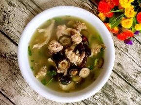 做好的香菇红枣炖鸡汤，满屋子飘荡着鸡肉的香味儿！

