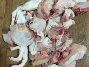 鸡清洗干净后切成小块儿备用！