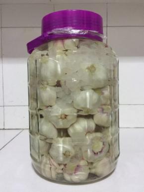 腌制一个月左右，蒜瓣到半透明的程度就可以了！

