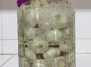 腌制一个月左右，蒜瓣到半透明的程度就可以了！

