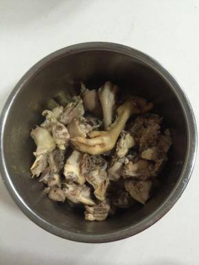 焯水后的鸡肉用清水冲洗几遍，洗去鸡肉上面的浮末！捞出沥干水分放在电压力锅内胆中！

