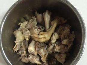 焯水后的鸡肉用清水冲洗几遍，洗去鸡肉上面的浮末！捞出沥干水分放在电压力锅内胆中！

