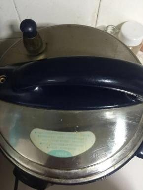 插上电源，盖好盖子，按'鸡'键即可！

